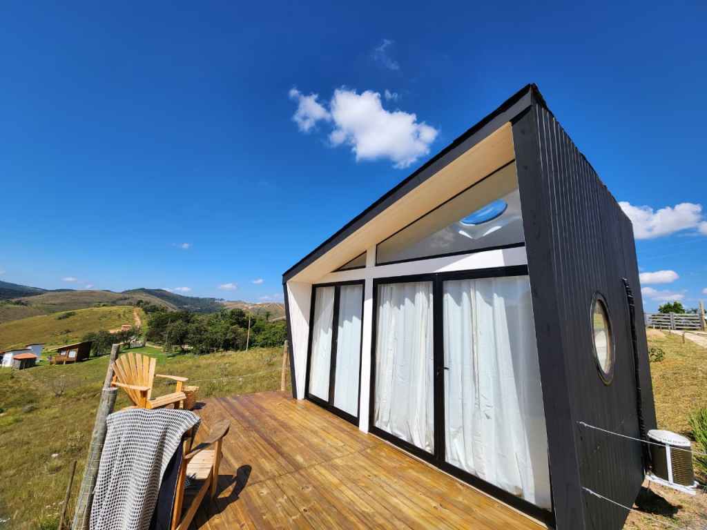 hospedagem-instagramavel-na-serra_cabana-escandinava-em-meio-a-natureza_refugio-de-luxo-na-natureza_cabana-com-vidro-panoramico_cabana-para-investimento-em-turismo